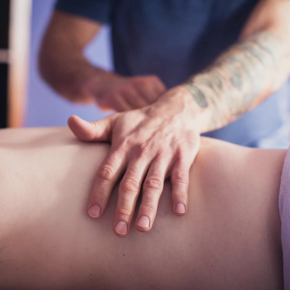 Dłonie terapeuty podczas masażu